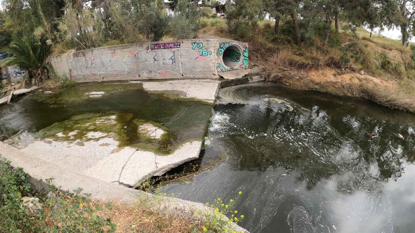 Υγειονομική “βόμβα” στον Άλιμο: Ρίχνουν απόβλητα στο ρέμα Τραχώνων – Μήνυση από τον δήμαρχο