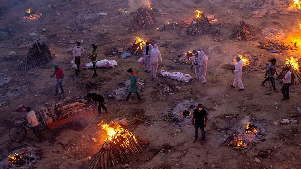 Τραγωδία χωρίς τέλος στην Ινδία: Οι οικογένειες καλούνται να καίνε τους νεκρούς τους στις αυλές τους
