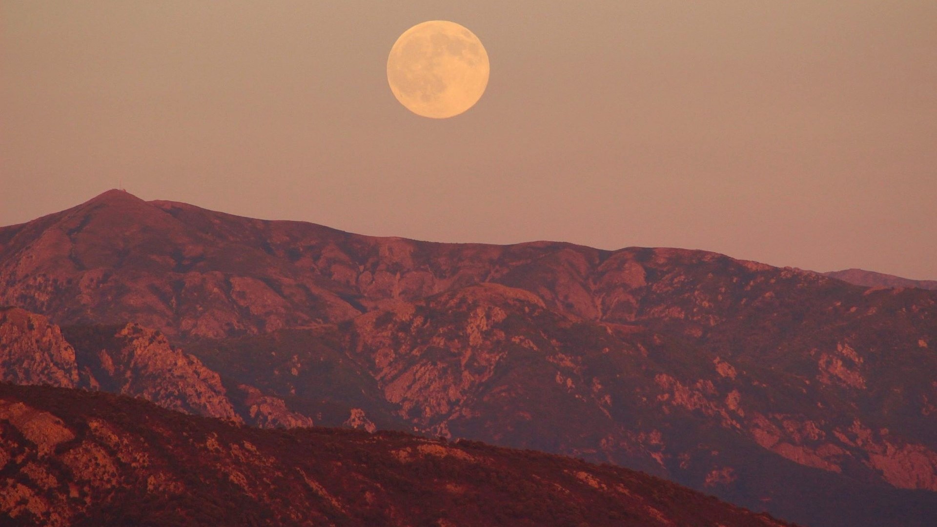 Έρχεται η “ροζ” υπερπανσέληνος, το πιο φωτεινό φεγγάρι της χρονιάς