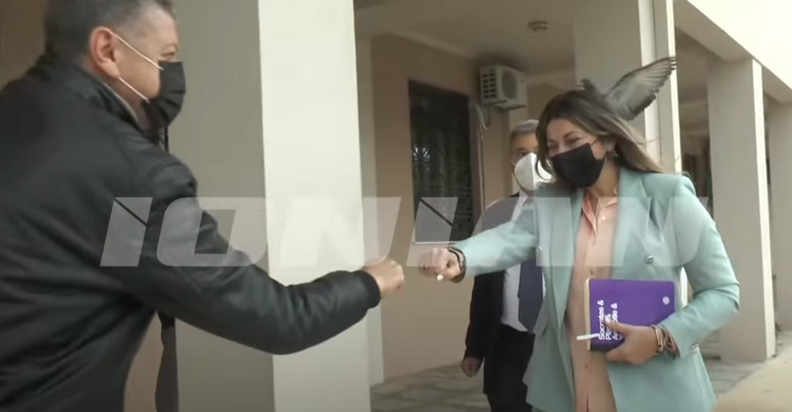 Κεφαλονιά: Περιστέρι “επιτέθηκε” στη Σοφία Ζαχαράκη – Προσγειώθηκε στο… κεφάλι της – ΒΙΝΤΕΟ