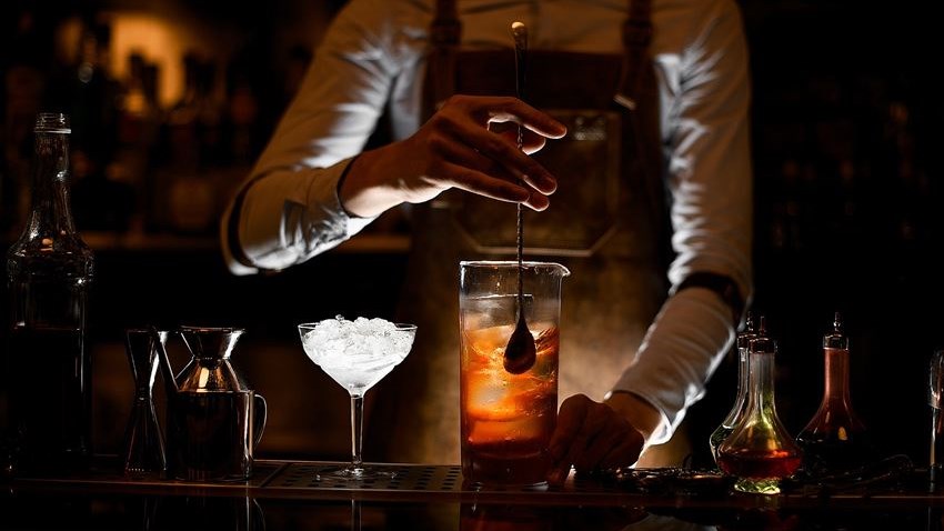 Εστίαση: Εξετάζεται η επαναλειτουργία των καφέ – μπαρ μετά τις διαμαρτυρίες – Η σύγχυση με τους ΚΑΔ