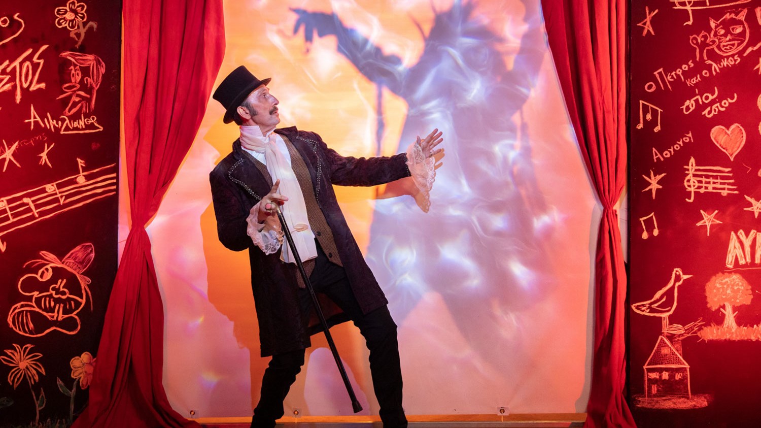 Ο Χαραλαμπίδης σε αποκλειστικές πόζες από το “Ο Πέτρος και ο λύκος” που σκηνοθετεί ο Τριπόδης