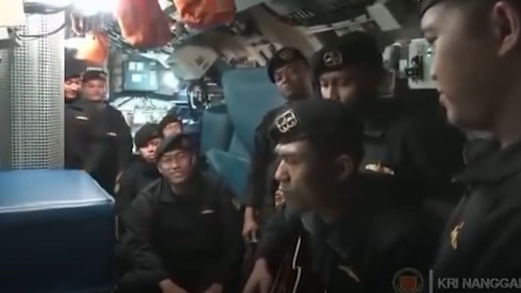 Ινδονησία: Το “προφητικό” τραγούδι από το πλήρωμα του υποβρυχίου που εντοπίστηκε σε τρία κομμάτια – ΒΙΝΤΕΟ