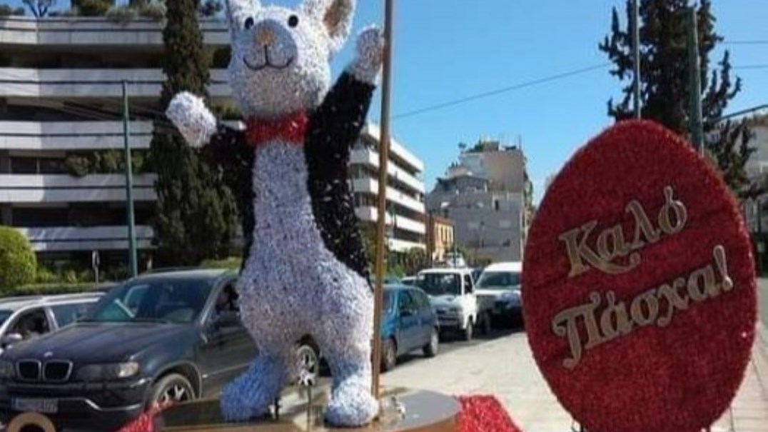 Χαμός στα social media με τον πασχαλινό στολισμό της Αθήνας – Τα κουνελάκια και η απάντηση Πατούλη