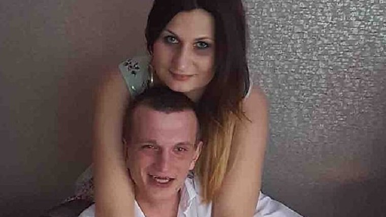 Οικογενειακή τραγωδία: Άνδρας βρέθηκε μαχαιρωμένος στον δρόμο – Χειροπέδες στη σύζυγό του