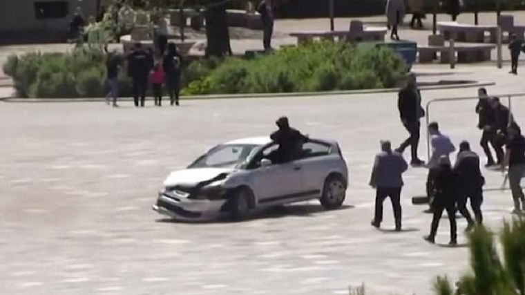 Πεζός τιμωρεί με… καρατιά τον οδηγό που κινείται σαν τρελός σε πλατεία των Τιράνων