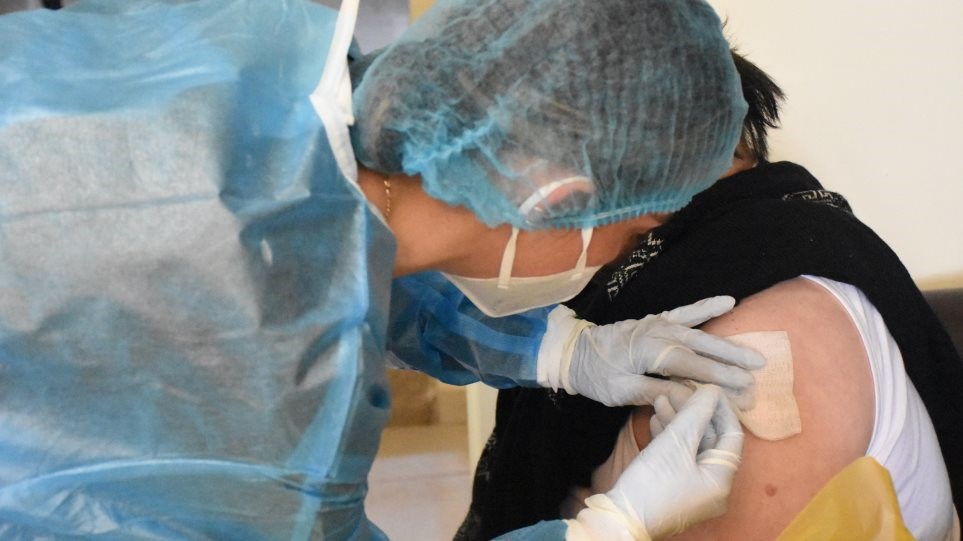 Εμβόλιο AstraZeneca: Τι ισχύει με όσους δεν θέλουν να το κάνουν τώρα – Πότε υπάρχει «πέναλτι» 30 ημερών