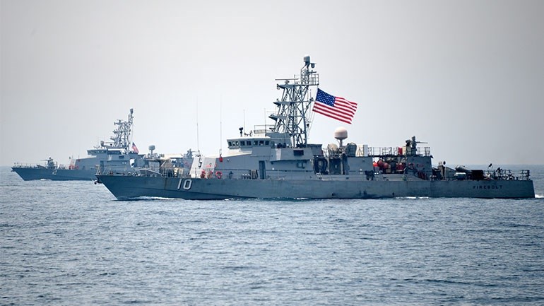 Περσικός Κόλπος: Προειδοποιητικά πυρά του αμερικανικού Πολεμικού Ναυτικού σε ιρανικά πλοία