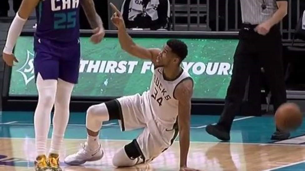 Γιάννης Αντετοκούνμπο: Έξαλλος με το… τάκλιν αντιπάλου του – “Είμαι Αφρικανός και αν έρθεις πάνω μου, θα κινηθώ εναντίον σου”