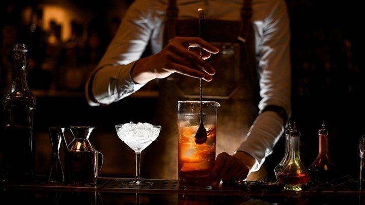 Παπαευαγγέλου για εστίαση: Με μέτρο η έξοδος από τη “φούσκα” των στενών κοινωνικών επαφών μας