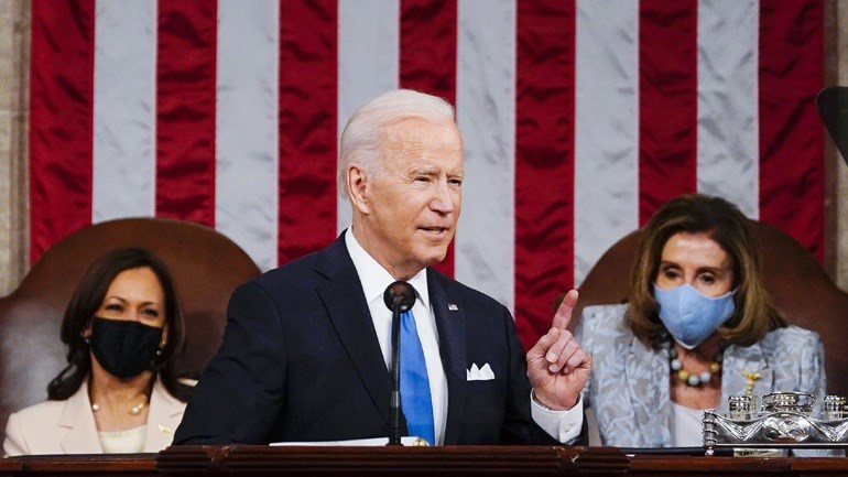 ΗΠΑ: Για πρώτη φορά στην ομιλία Μπάιντεν στο Κογκρέσο πίσω από το βήμα κάθονται δύο γυναίκες