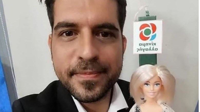 Στέλεχος του ΚΙΝΑΛ με λαμπάδα… Φώφη Γεννηματά – ΦΩΤΟ