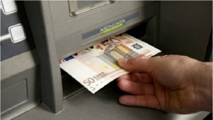Μπαράζ πληρωμών σήμερα: Ποιοι θα δουν χρήματα στους τραπεζικούς λογαριασμούς τους