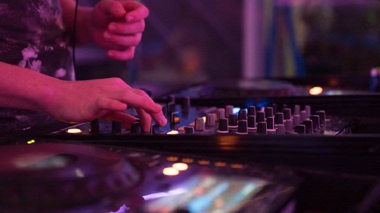 Εξαδάκτυλος: Γιατί ανοίγει η εστίαση χωρίς μουσική – ΒΙΝΤΕΟ