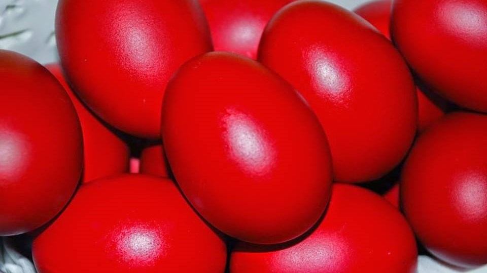 Γιατί βάφουμε κόκκινα αυγά τη Μεγάλη Πέμπτη