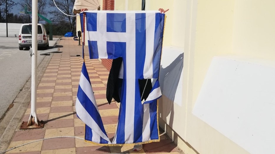 Θέρμη: Δύο 14χρονοι κατηγορούνται ότι κατέβασαν και έσκισαν την ελληνική σημαία από σχολείο