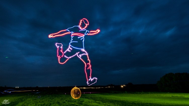Εντυπωσιακή ζωγραφιά στον ουρανό: Έφτιαξαν με φωτεινά drones έναν ποδοσφαιριστή που σουτάρει