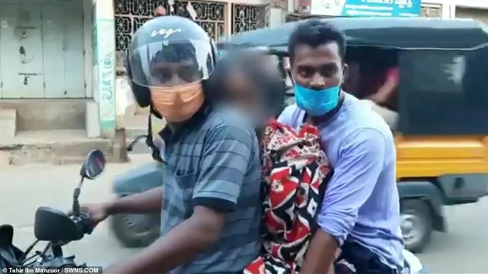 Φρίκη στην Ινδία: Δύο άνδρες μεταφέρουν σε μοτοσικλέτα το πτώμα της μητέρας τους