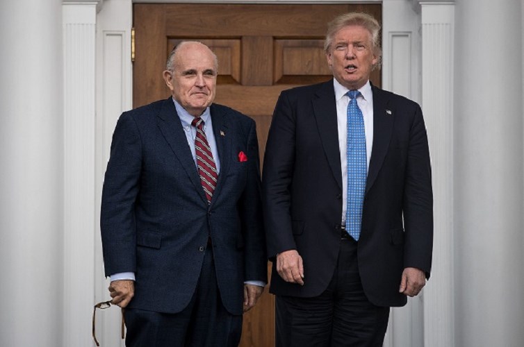 Ντόναλντ Τραμπ: “Πολύ άδικη” η έρευνα σε βάρος του Ρούντι Τζουλιάνι – “Είναι μεγάλος πατριώτης” – ΒΙΝΤΕΟ