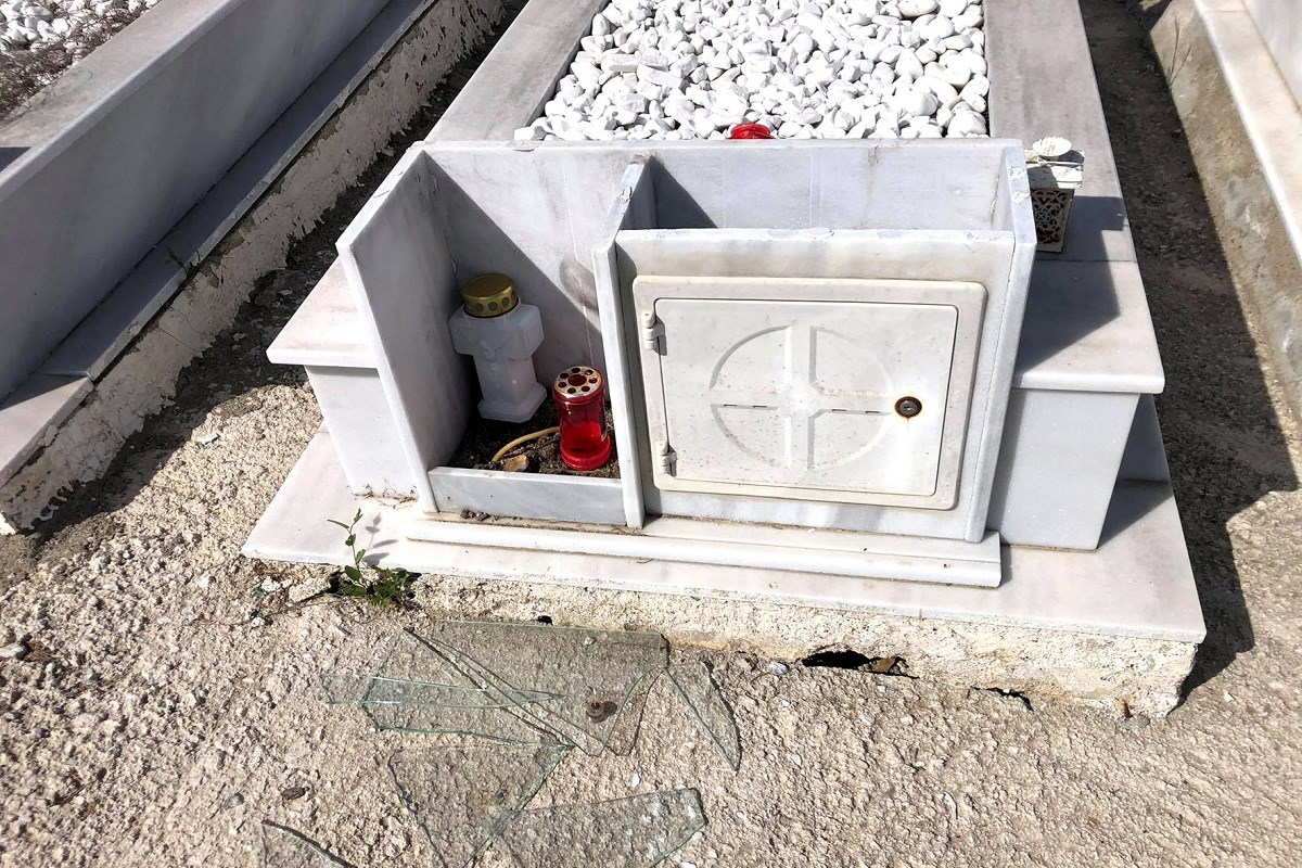 Θεσσαλονίκη: Άγνωστοι έκλεψαν καντήλια και θυμιατά από νεκροταφείο – ΦΩΤΟ