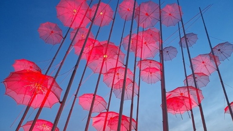 Θεσσαλονίκη: Με κόκκινο χρώμα φωτίστηκαν οι «Ομπρέλες» του Ζογγολόπουλου