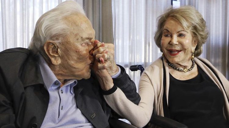 Αν Ντάγκλας: Πέθανε η χήρα του Κερκ Ντάγκλας σε ηλικία 102 ετών