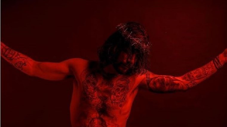 Αναστάσιος Ράμμος: Σάλος με τη φωτογράφιση που έκανε – Ποζάρει ως Ιησούς στη Σταύρωση – ΦΩΤΟ