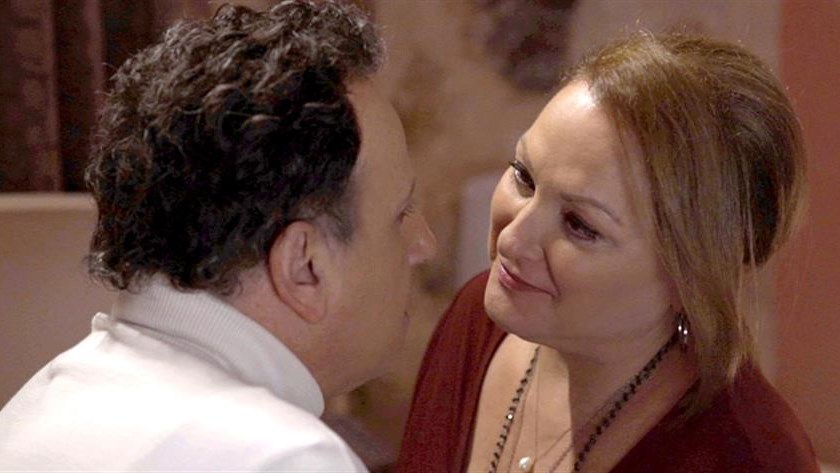 Καφέ της Χαράς: Σοκ από την αποκάλυψη της ταυτότητας του εμπρηστή – “Αυλαία” για την κωμική σειρά