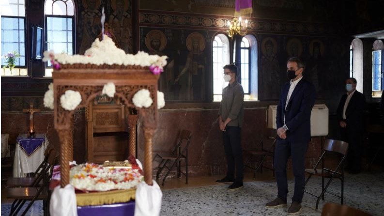 Μητσοτάκης: Mε τον γιο του Κωνσταντίνο στον Επιτάφιο του Ιπποκράτειου νοσοκομείου