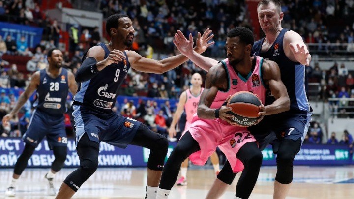 Euroleague: Η Ζενίτ “καθάρισε” τη Μπαρτσελόνα και όλα θα κριθούν στο πέμπτο παιχνίδι