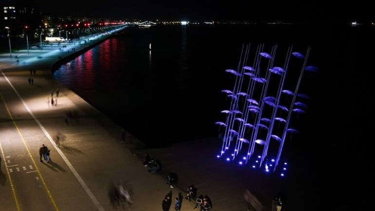 Θεσσαλονίκη: Με μωβ χρώμα φωτίστηκαν οι «Ομπρέλες» του Ζογγολόπουλου