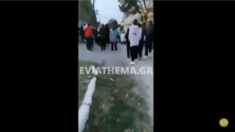 Αδιανόητο περιστατικό στην Ερέτρια: Άνδρας στην Περιφορά του επιταφίου βούτηξε τον Σταυρό και άρχισε να φωνάζει – ΒΙΝΤΕΟ