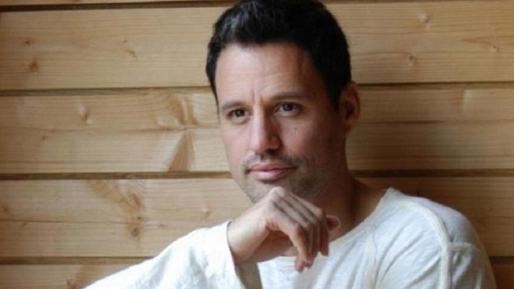 Γρηγόρης Πετράκος: “Οι ειδικοί σε κρατάνε φυλακή” – Το νέο του τραγούδι κατά του κορονοϊού