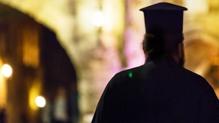 Lockdown: Ο παραβάτης ιερέας, η κομμώτρια και η… καντίνα