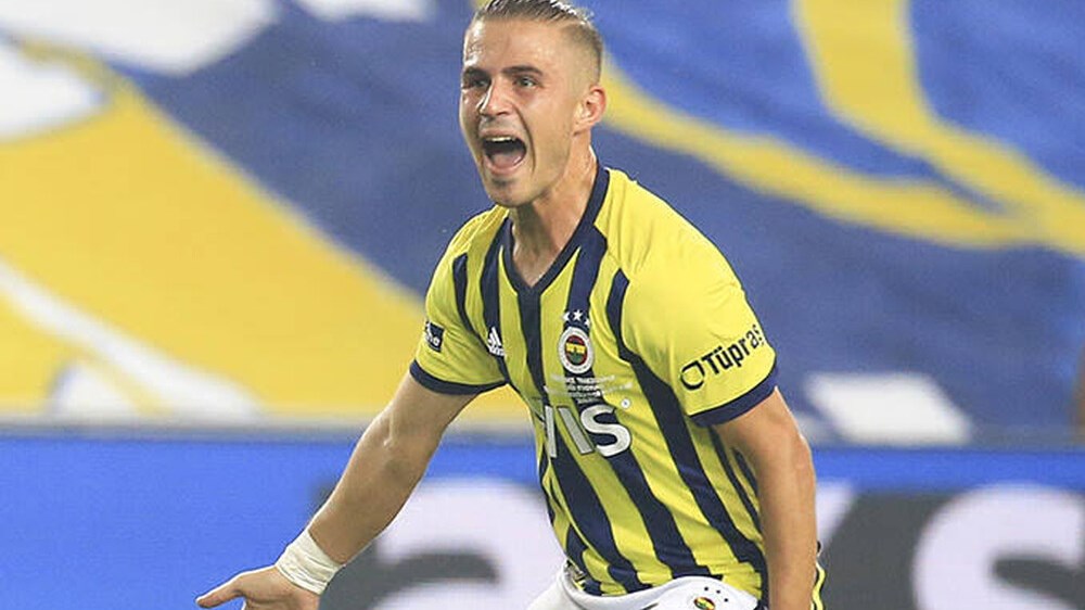 Δημήτρης Πέλκας: Η αγκαλιά και το φιλί με την αγαπημένη του για τα γενέθλιά της – ΦΩΤΟ