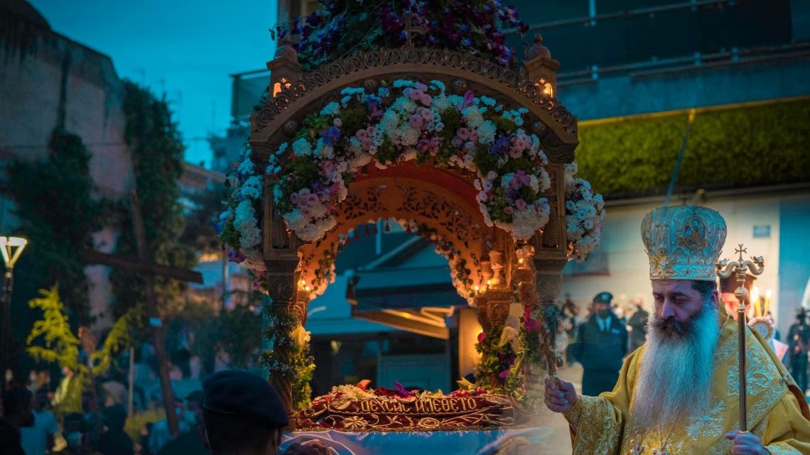 Λαμία: Με κατάνυξη, μάσκες και αποστάσεις το προσκύνημα του Επιταφίου – ΒΙΝΤΕΟ