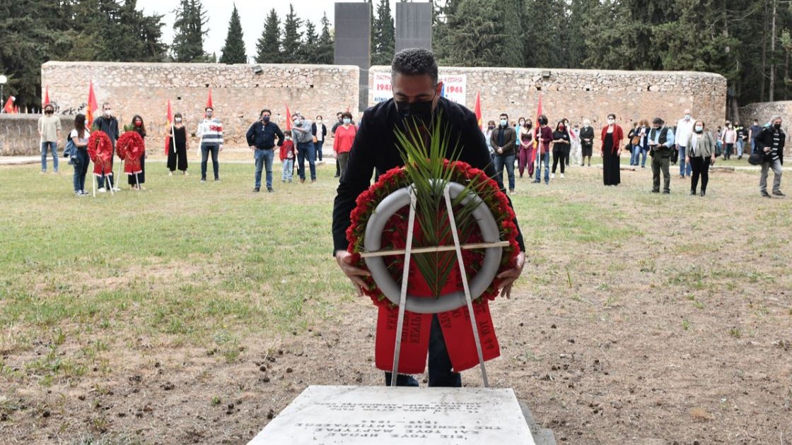 Πρωτομαγιά: Στεφάνι στο Σκοπευτήριο της Καισαριανής από αντιπροσωπεία του ΚΚΕ και της ΚΝΕ – ΦΩΤΟ