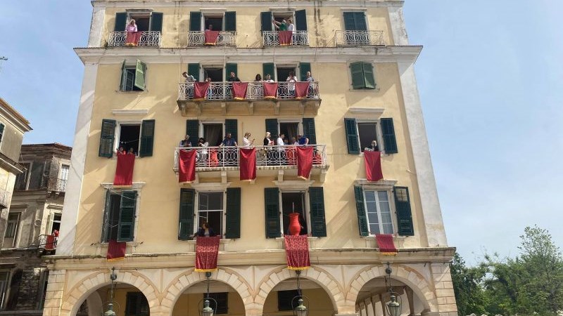 Πάσχα: Οι Κερκυραίοι ξεχύθηκαν στους δρόμους για να “ξορκίσουν το κακό” – Έσπασαν οι μπότηδες για την Πρώτη Ανάσταση