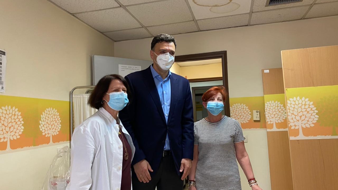 Το “ευχαριστώ” του Κικίλια στους υγειονομικούς – Με τσουρέκια και γλυκά σε εμβολιαστικά κέντρα – ΦΩΤΟ