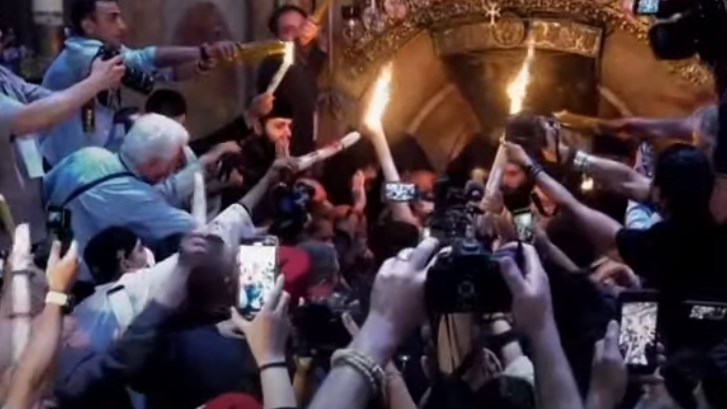 Ιεροσόλυμα: Δέος στην τελετή Αφής του Αγίου Φωτός στον Πανάγιο Τάφο – Χωρίς μάσκες ιερείς και πιστοί – ΒΙΝΤΕΟ