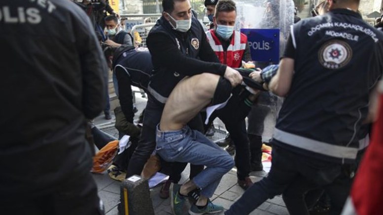 Τουρκία: Πεδίο μάχης η πλατεία Ταξίμ – Επεισόδια και εκατοντάδες συλλήψεις