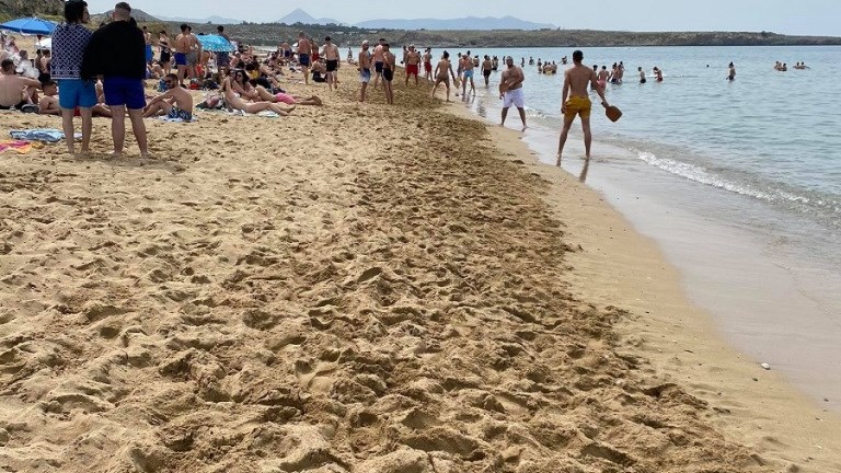 Ηράκλειο: Γέμισαν οι παραλίες – Πρωτομαγιά με βουτιές