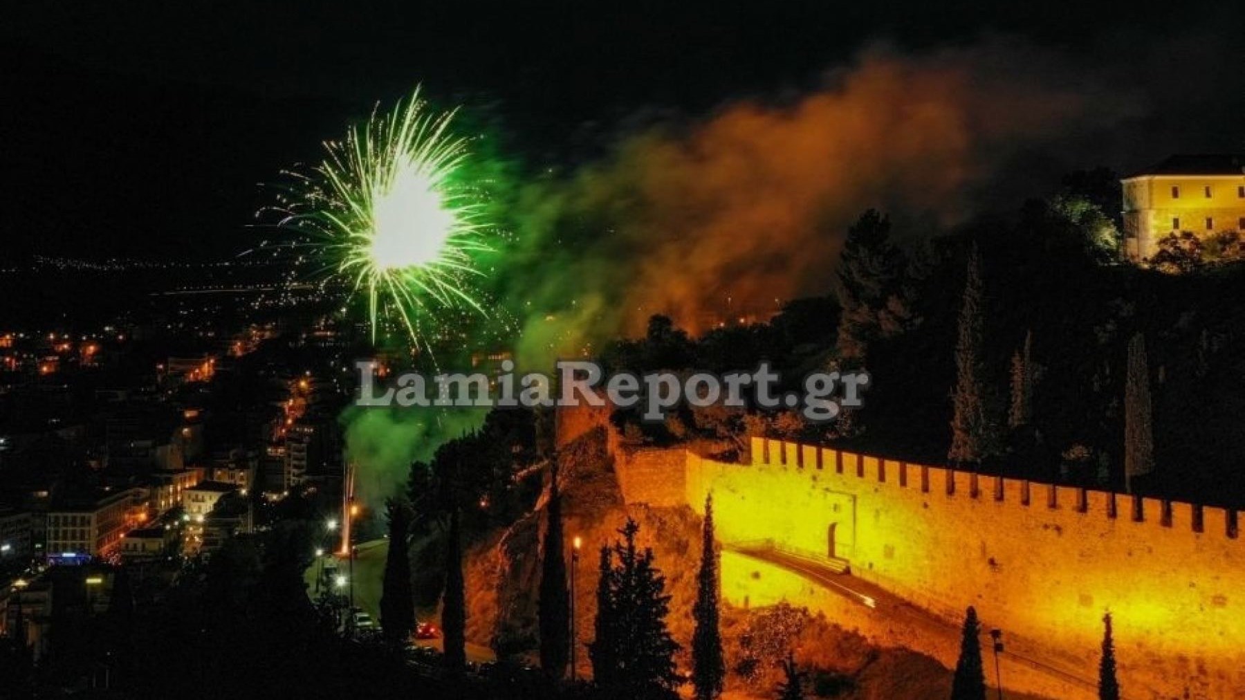 Λαμία: Ο ουρανός πλημμύρισε φως – Εντυπωσιακά πυροτεχνήματα – ΦΩΤΟ – ΒΙΝΤΕΟ
