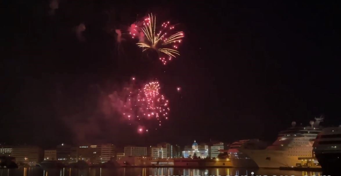 Πανδαισία πυροτεχνημάτων στο λιμάνι Πειραιά