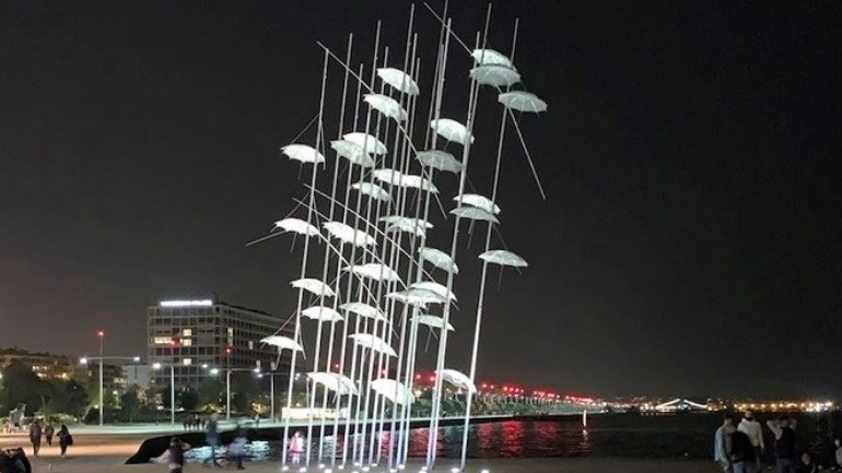 Θεσσαλονίκη: Με το λευκό αναστάσιμο χρώμα φωταγωγήθηκαν οι «Ομπρέλες» στη νέα παραλία