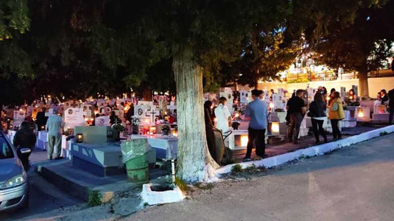 Κοζάνη: Με λιγότερους πιστούς το “Χριστός Ανέστη” στα κοιμητήρια του Αγίου Γεωργίου – ΒΙΝΤΕΟ