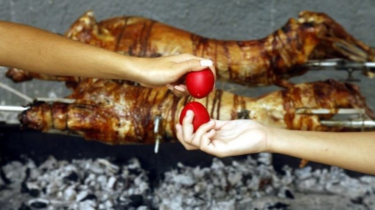 Κυριακή του Πάσχα: Πώς θα γίνει το ψήσιμο του οβελία – Τι ισχύει για τις μετακινήσεις και το γιορτινό τραπέζι