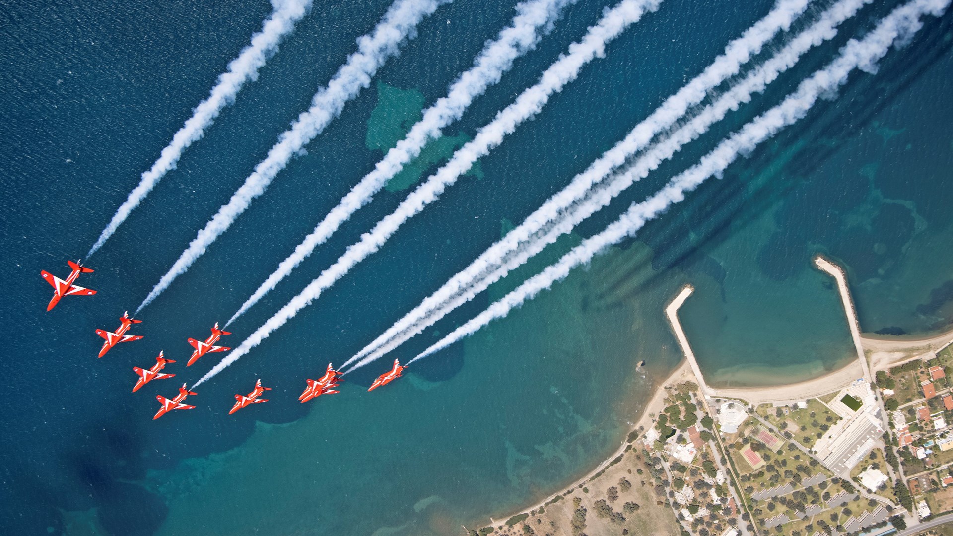 Στην 114 Πτέρυγα Μάχης τα «Κόκκινα Βέλη» της Βασιλικής Πολεμικής Αεροπορίας – ΦΩΤΟ