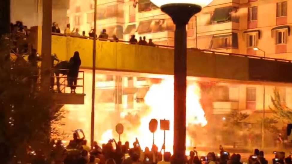 Νέος Κόσμος: Ανάσταση με βεγγαλικά, κροτίδες και… μολότοφ – ΒΙΝΤΕΟ