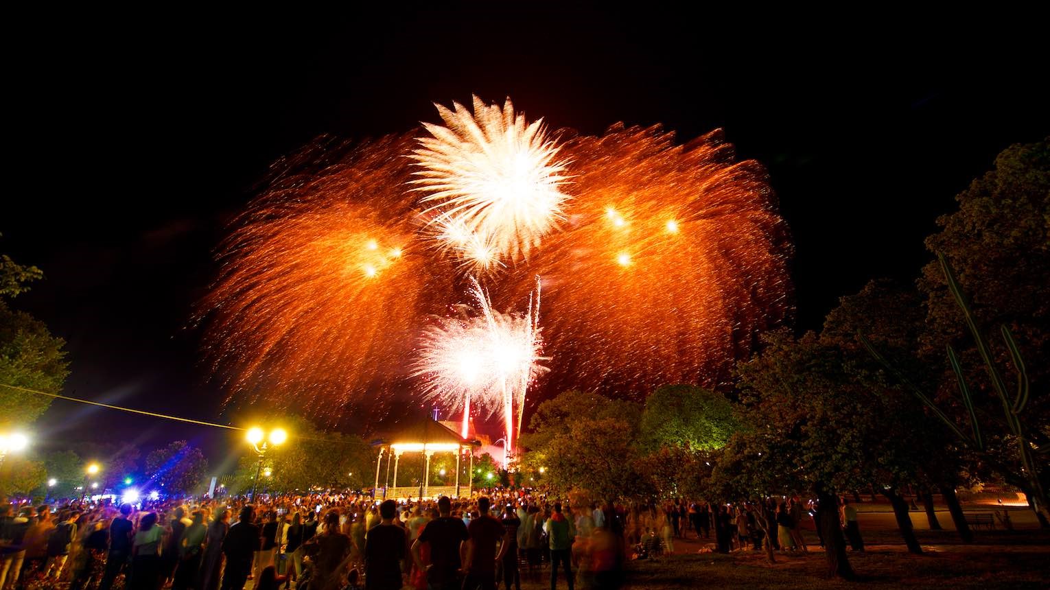 Κέρκυρα: Αλαλούμ με την ώρα της Ανάστασης – Γέμισε πυροτεχνήματα ο ουρανός τα μεσάνυχτα – ΒΙΝΤΕΟ